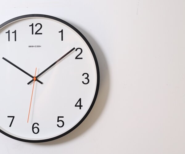 Eine Uhr. Zählen Sie die Stunden bis zum Jahreswechsel